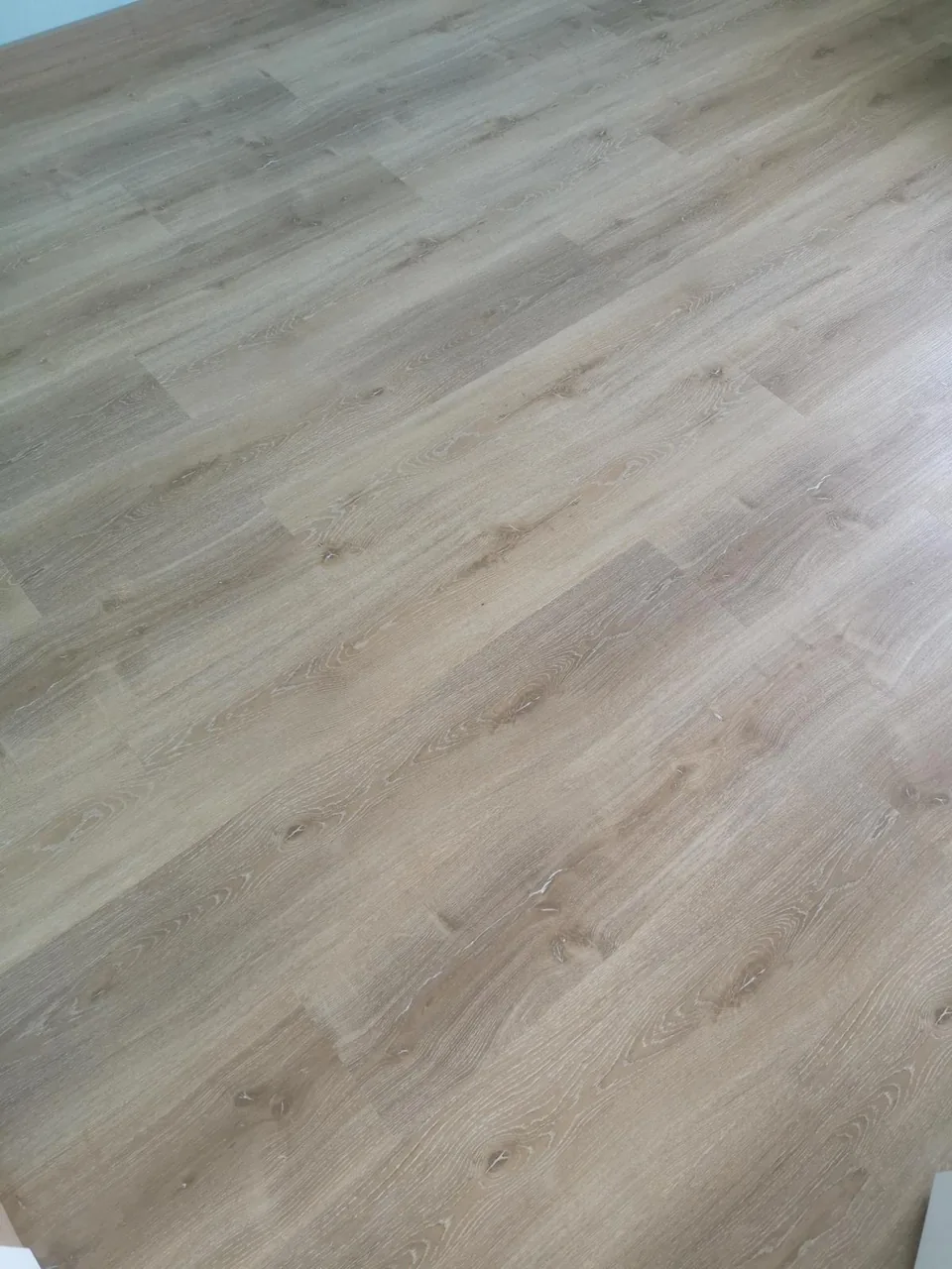Detail eines verlegten Bodens in heller Holzoptik