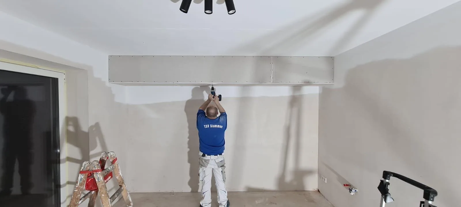 Montage einer Verkleidung vor einer Wand mit sichtbaren vorbereiteten Flächen